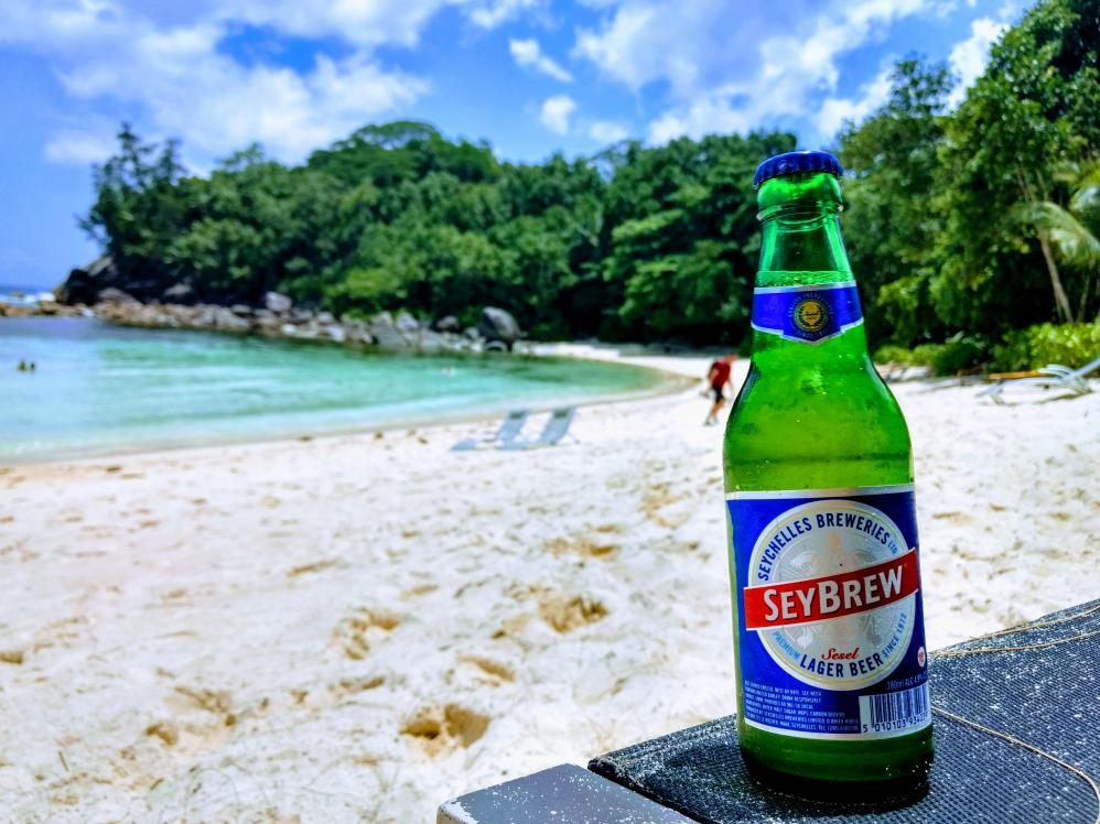 Ein kühles Bier am Strand von Mahé